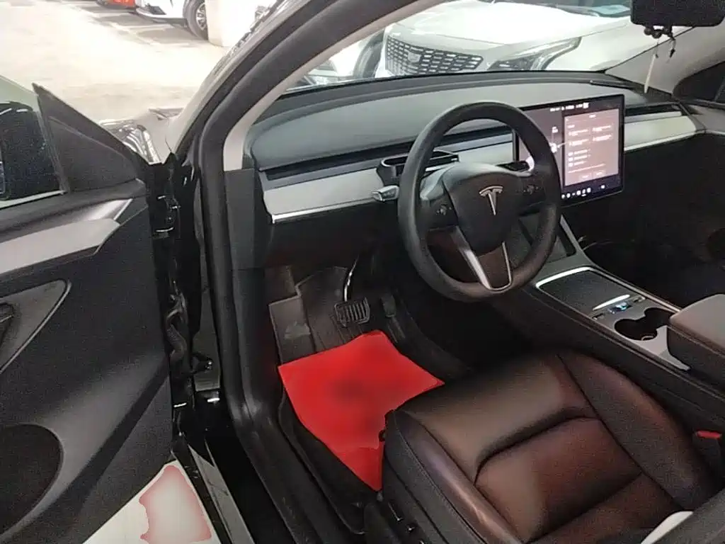 Tesla Model Y — миниатюра 16