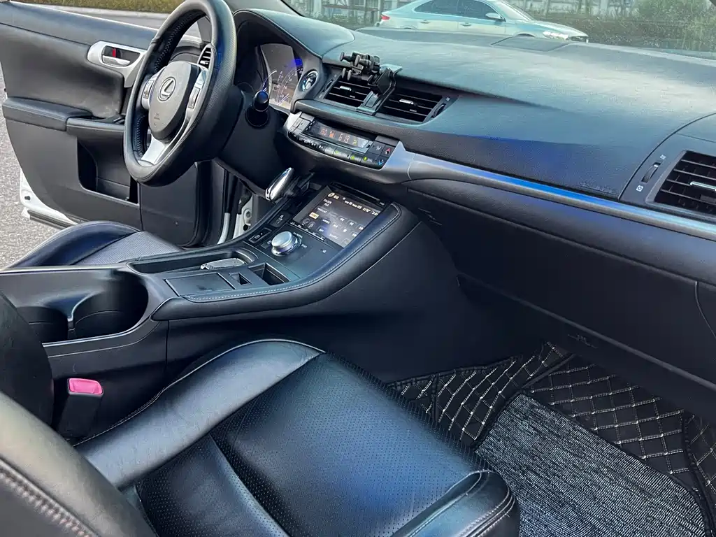 Lexus CT — миниатюра 15