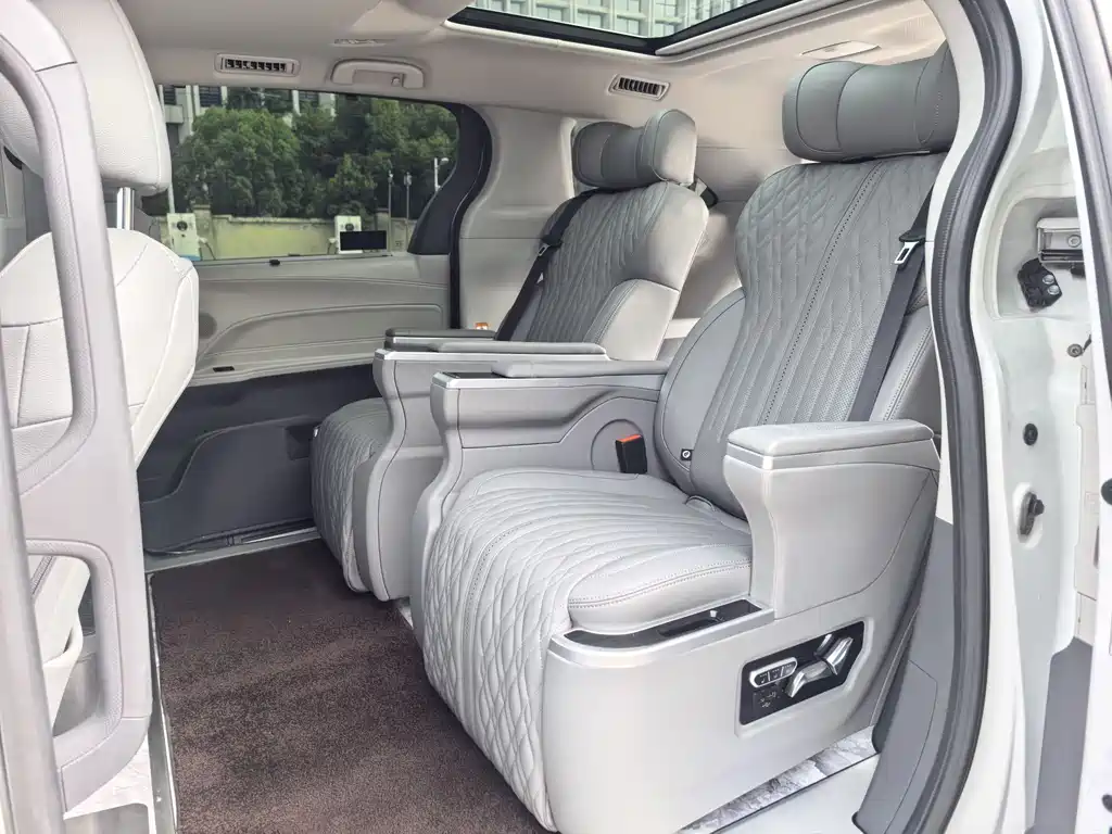 Toyota Granvia 2023 2.5L Luxury PLUS