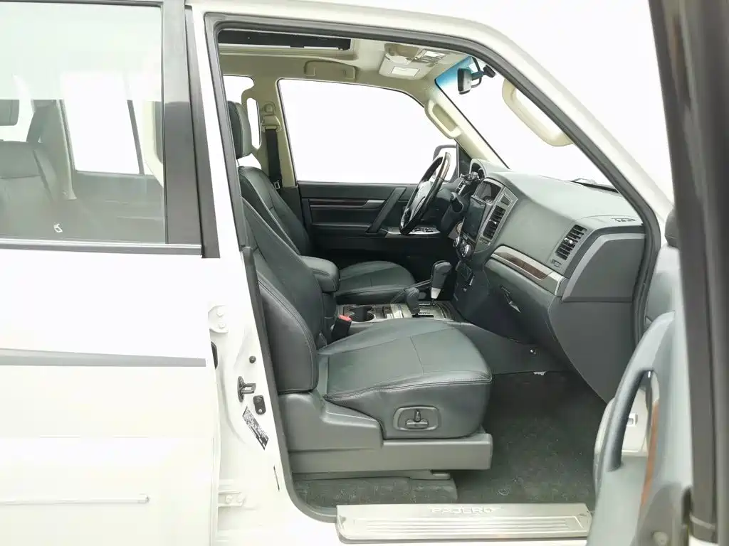 Mitsubishi Pajero (Import) — миниатюра 22