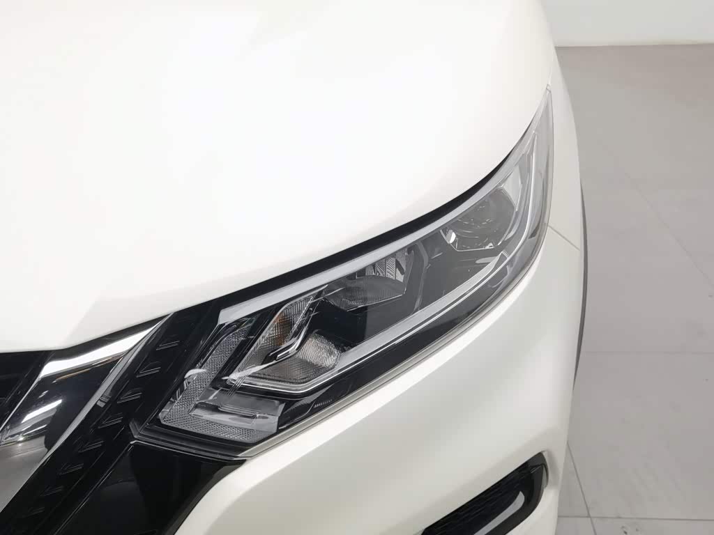 Nissan Qashqai 2.0 л 2023 г. Белый, пробег 31600 км