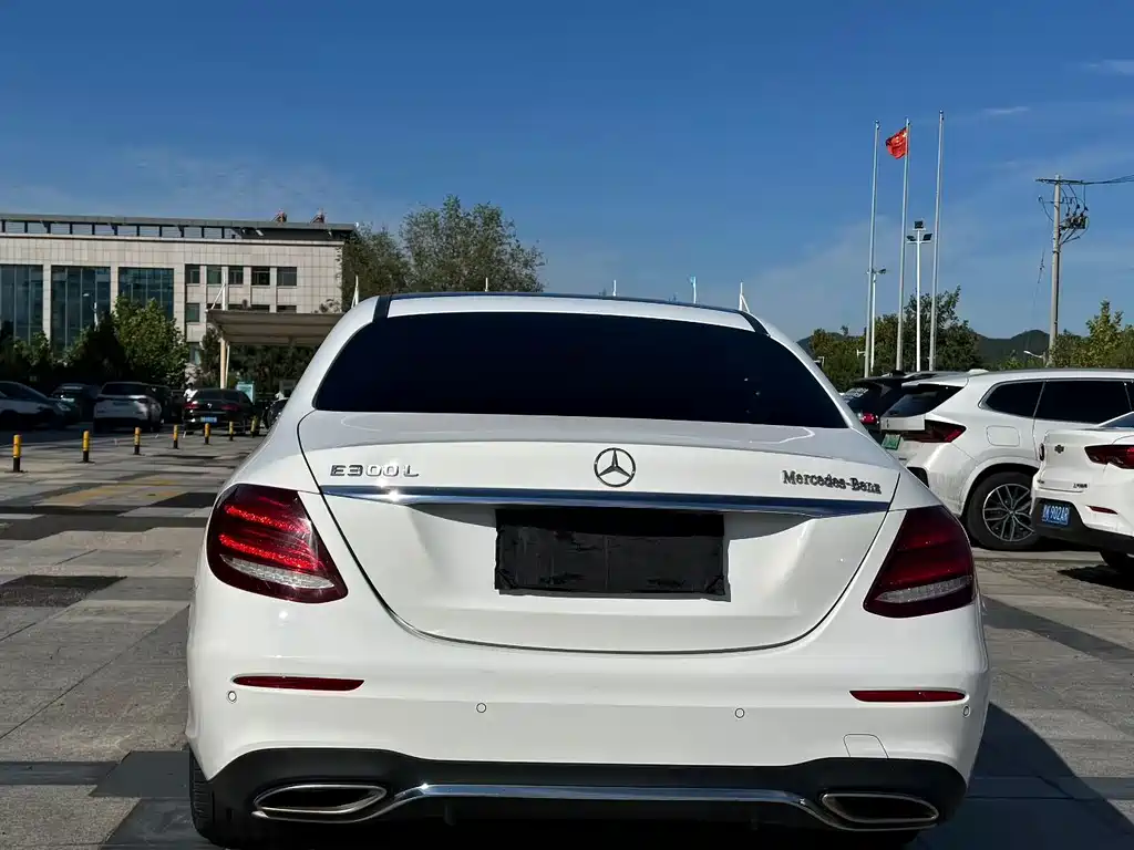 Mercedes-Benz E-Class — миниатюра 5