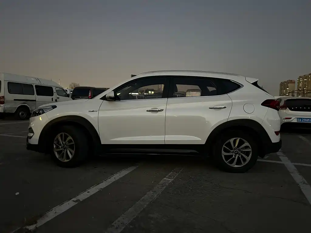 MODERN TUCSON