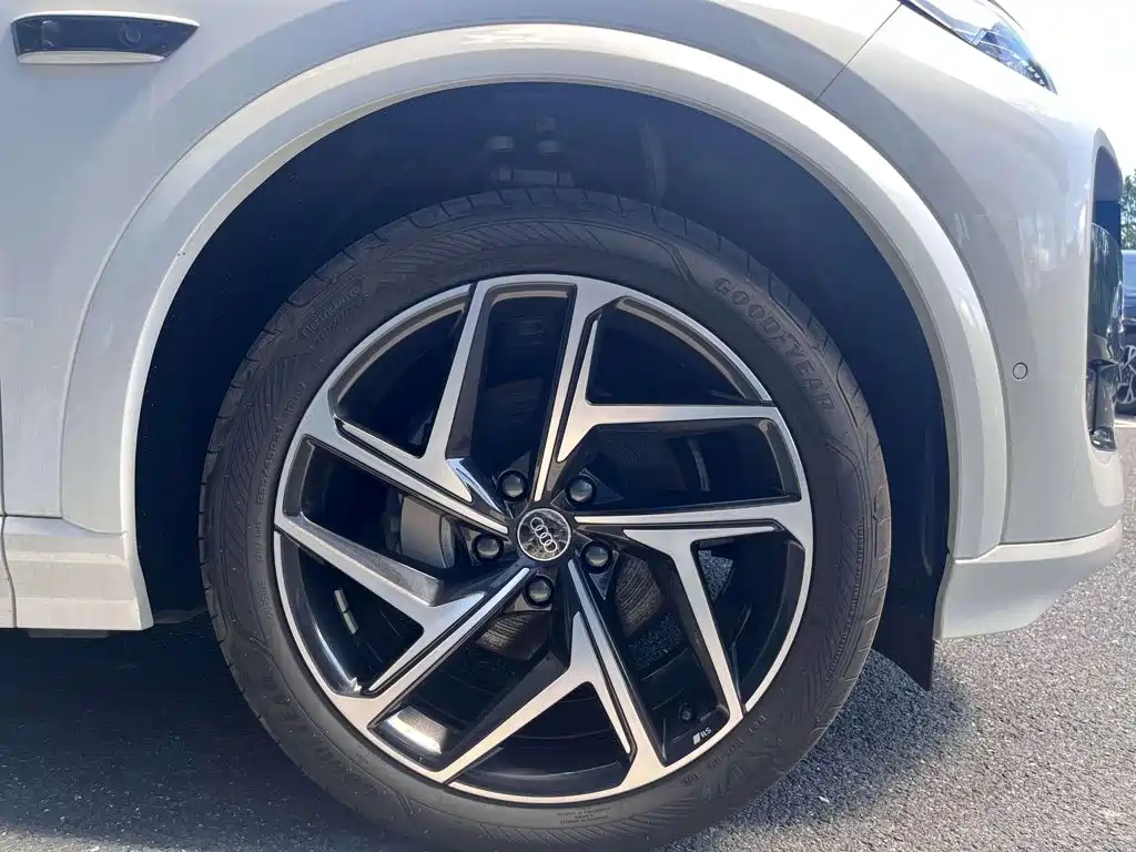 Audi Q6L e-tron — миниатюра 11