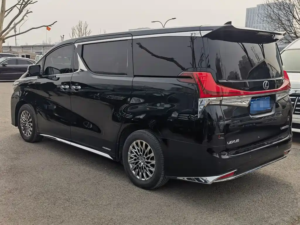 LEXUS LM