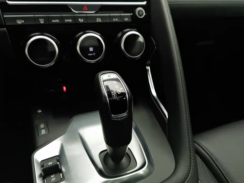 Jaguar E-PACE — миниатюра 13