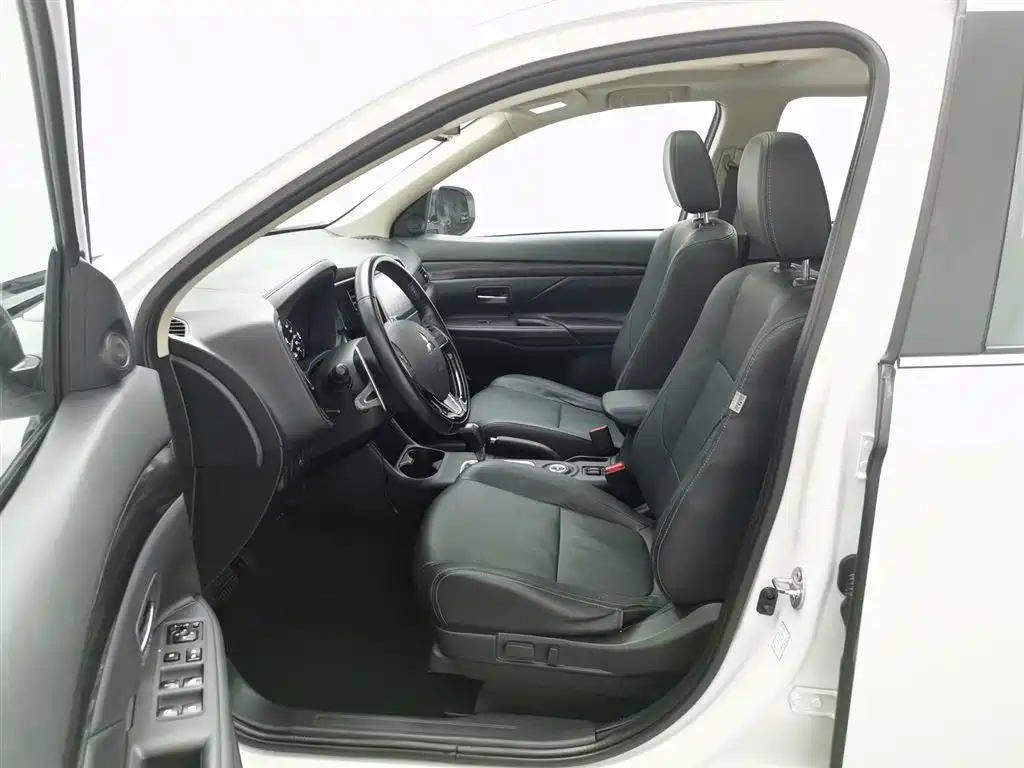 Mitsubishi Outlander 2016 2.4L Elite 5 мест