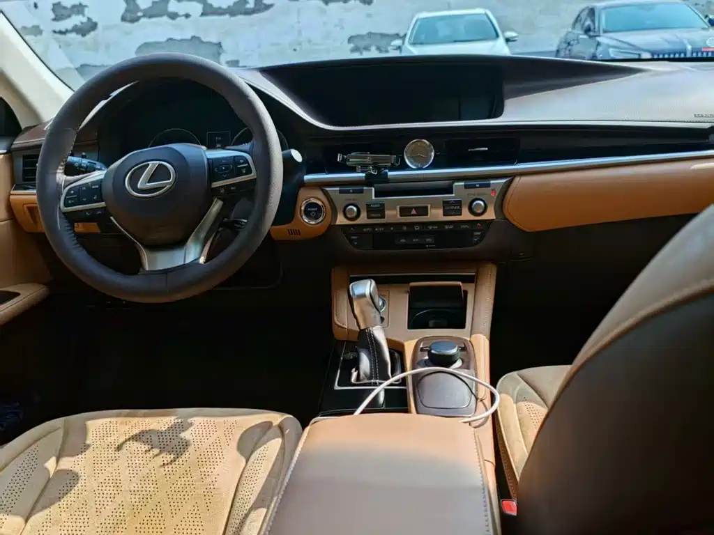 Lexus ES 2015 300h Comfort