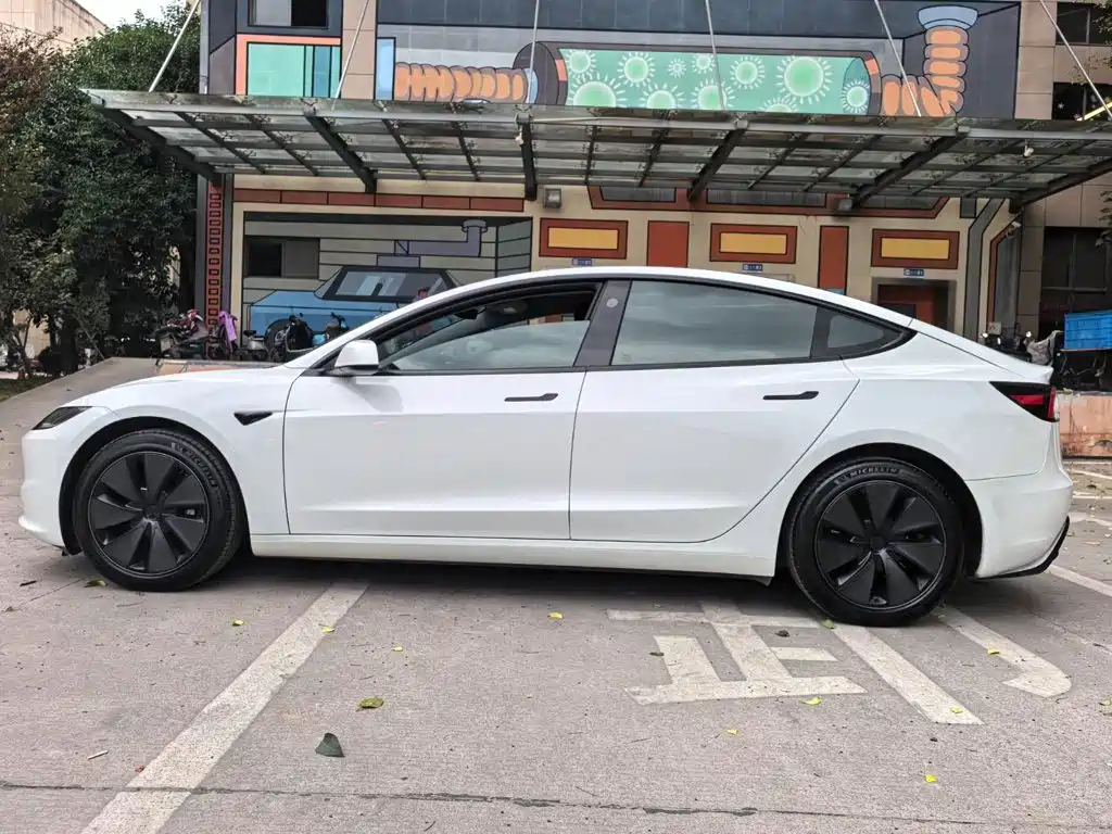 Tesla Model 3 — миниатюра 17