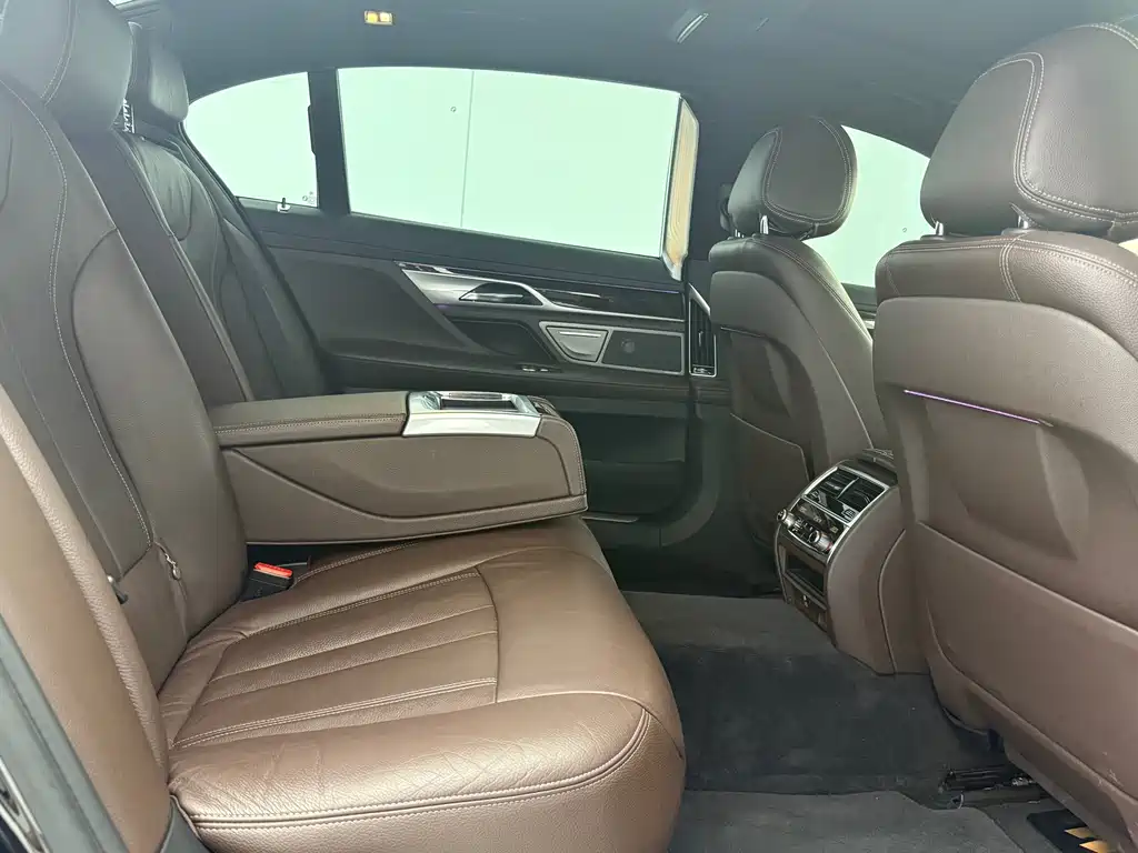 BMW 7 Series — миниатюра 9