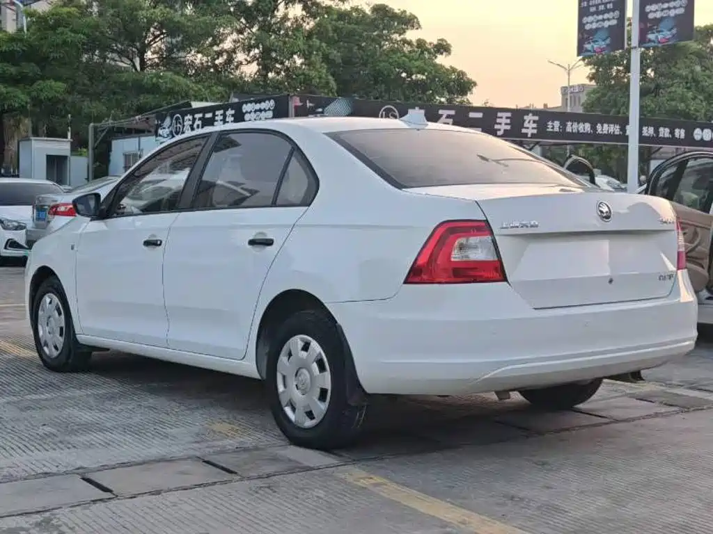 Skoda Rapid — миниатюра 8