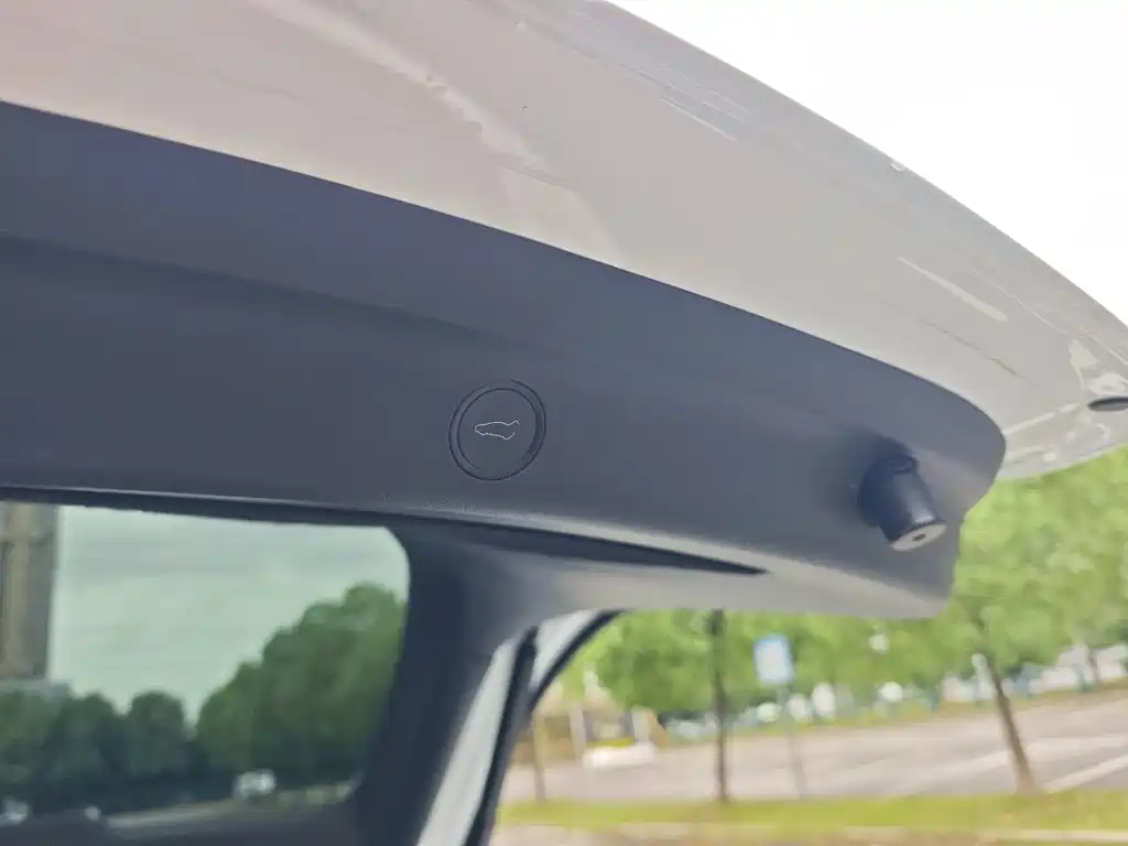 Tesla Model Y — миниатюра 13