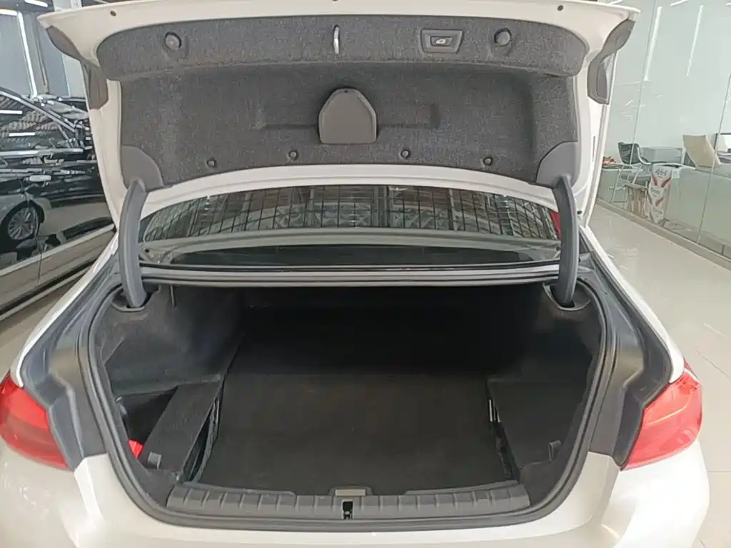 BMW 5 Series New Energy — миниатюра 19