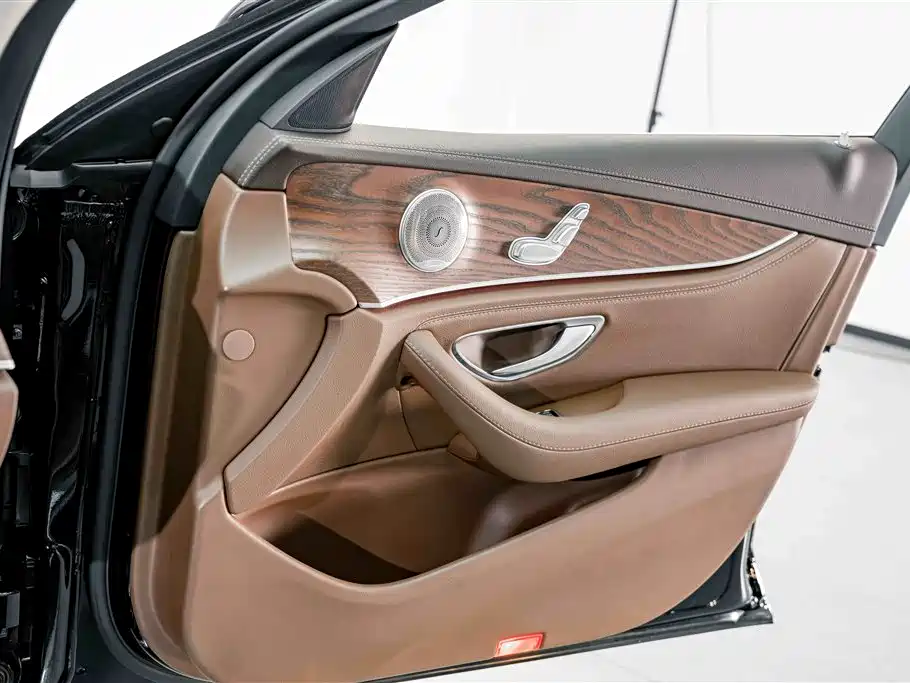 Mercedes-Benz E-Class — миниатюра 13