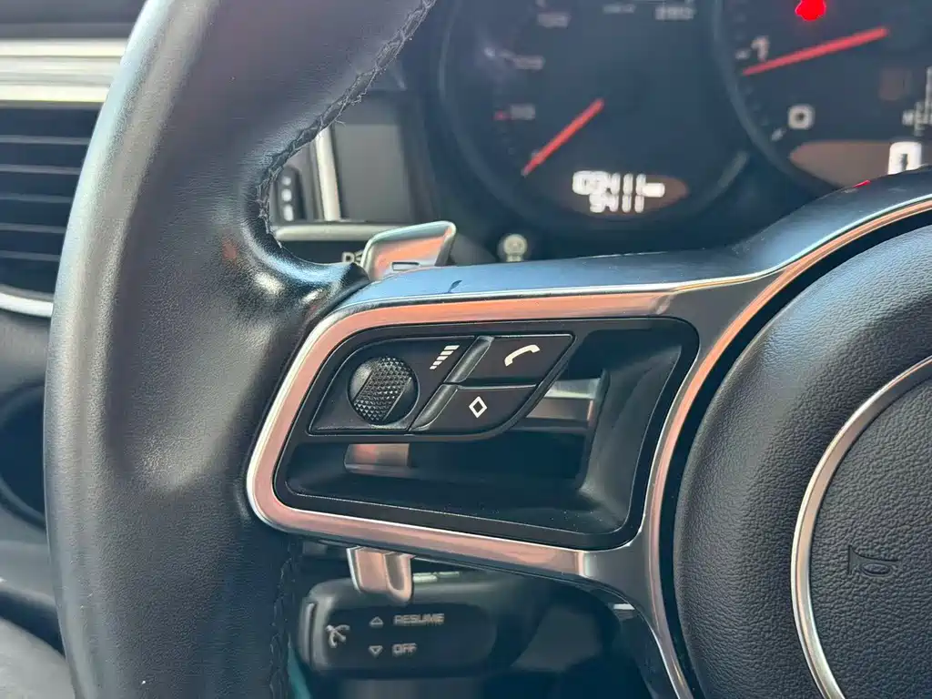 Porsche Macan — миниатюра 11