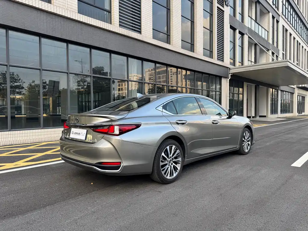 Lexus ES — миниатюра 8
