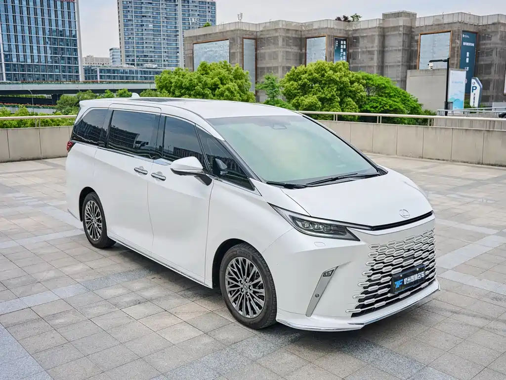 Lexus LM 2023 500h мест