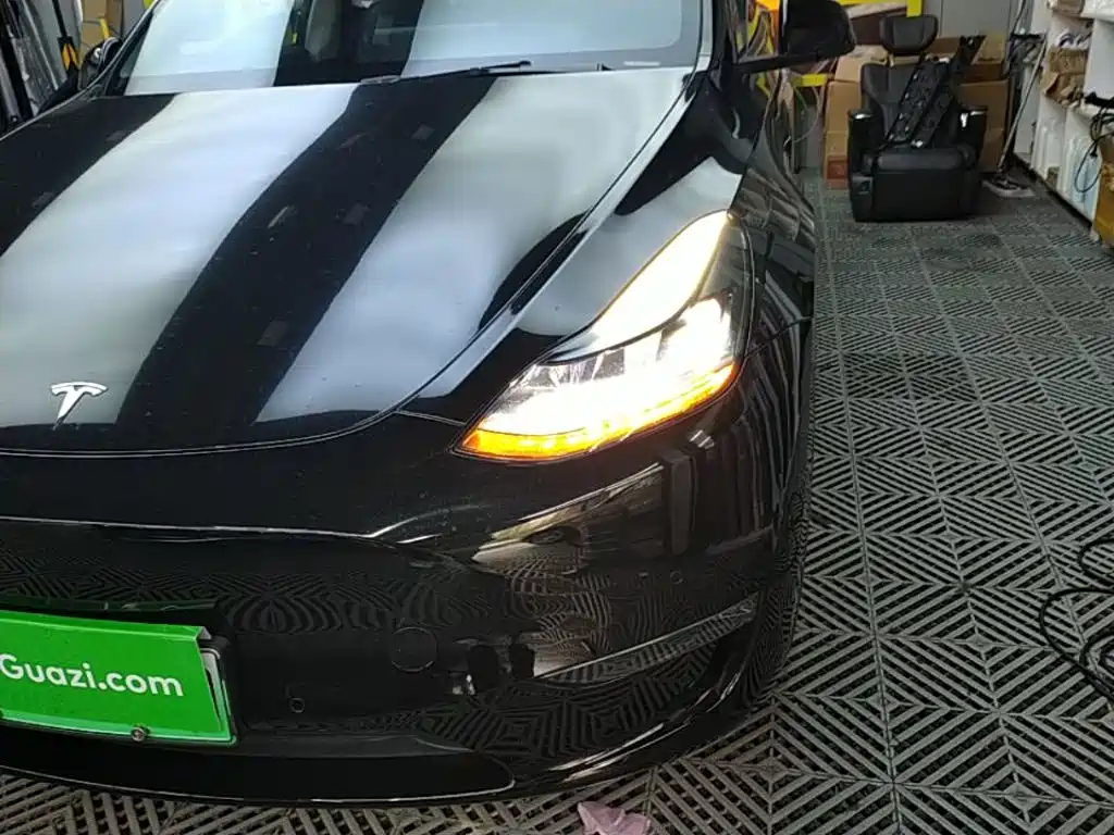 Tesla Model Y — миниатюра 24
