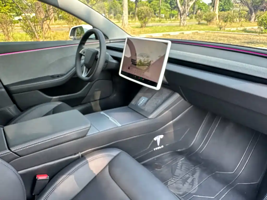 Tesla Model 3 — миниатюра 16