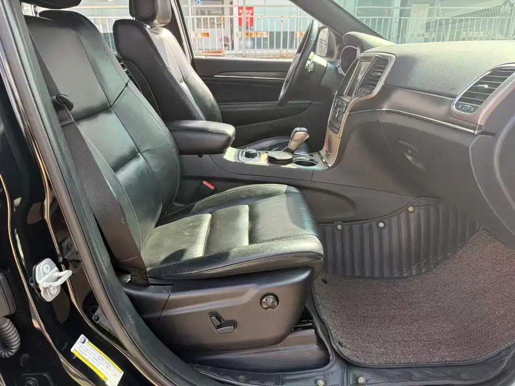 Jeep Grand Cherokee (Import) — миниатюра 17
