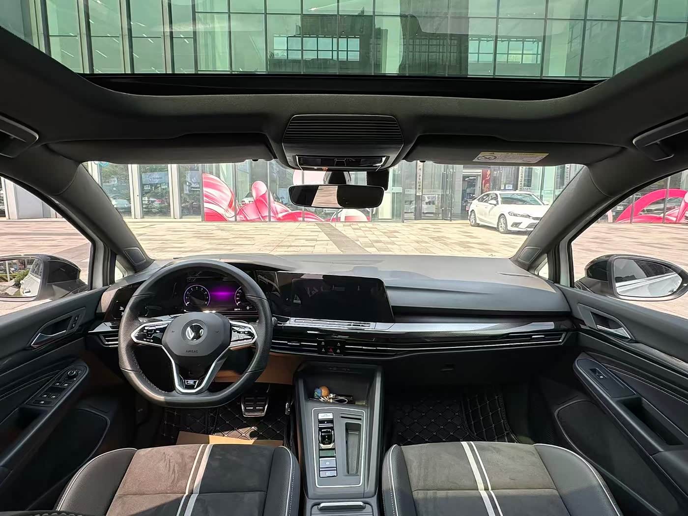 Volkswagen Golf 1.4 л 2021 г. Белый, пробег 26000 км