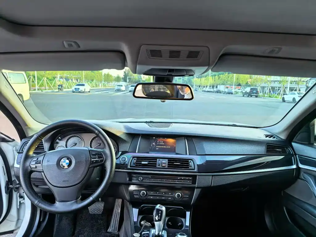 BMW 5 Series — миниатюра 7