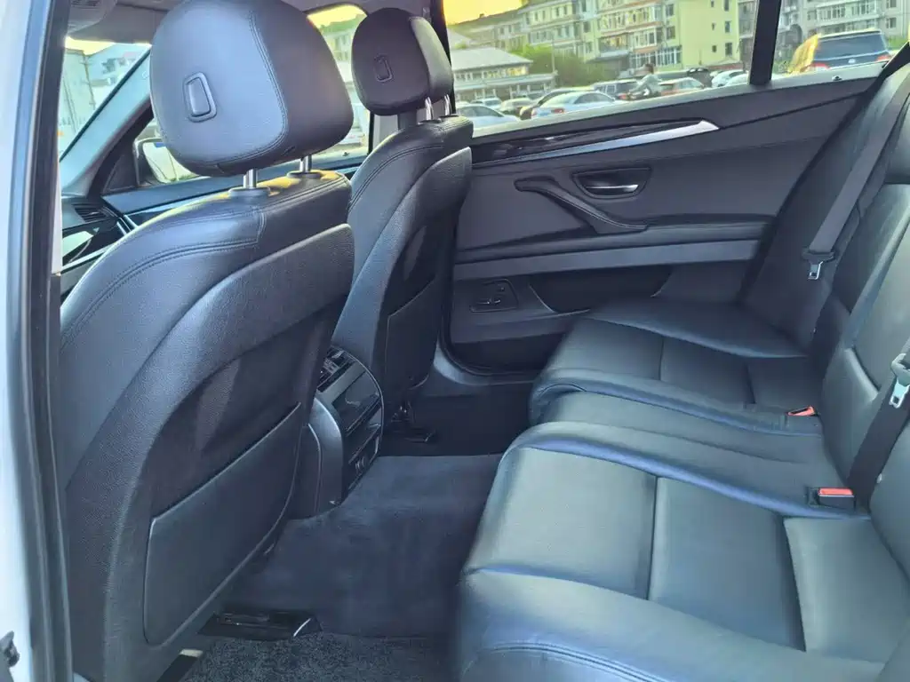 BMW 5 Series — миниатюра 8