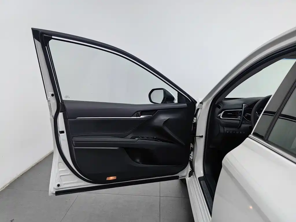 Toyota Camry — миниатюра 8