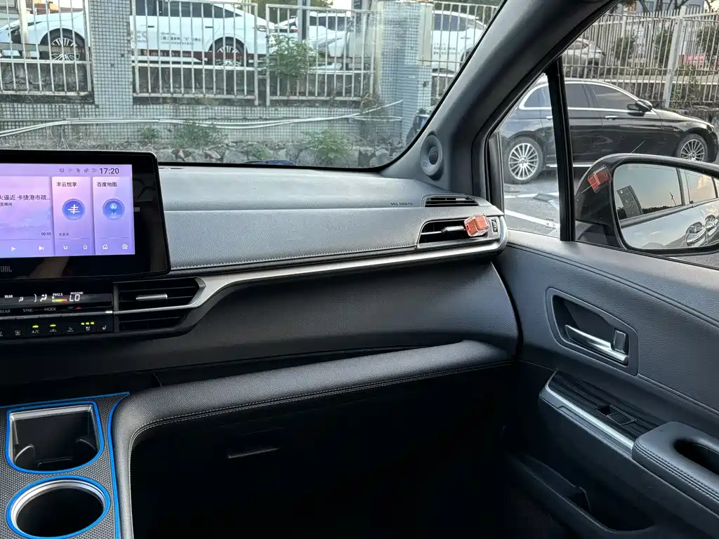 Toyota Sienna — миниатюра 9