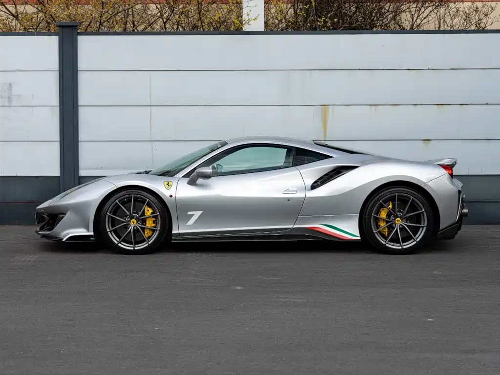 FERRARI 488