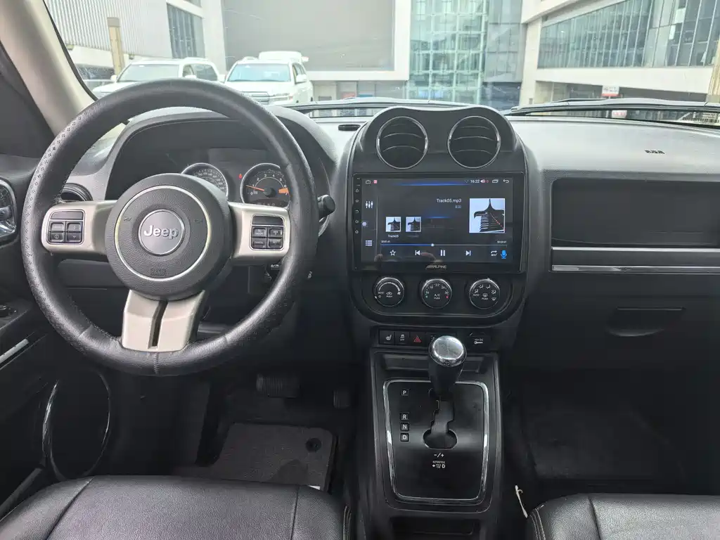 Jeep Patriot 2.4L Luxury Navigation Edition, фото 11