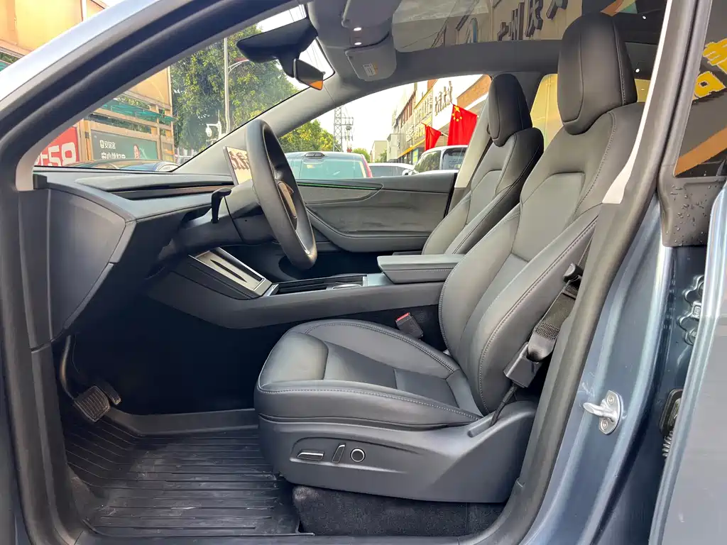Tesla Model Y — миниатюра 7