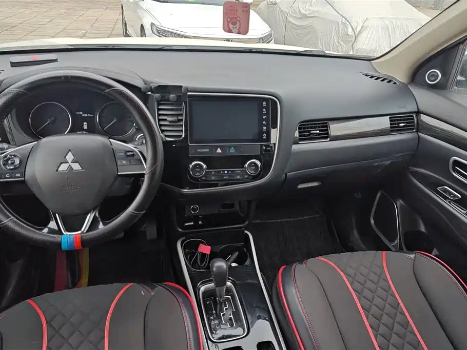 MITSUBISHI OUTLANDER