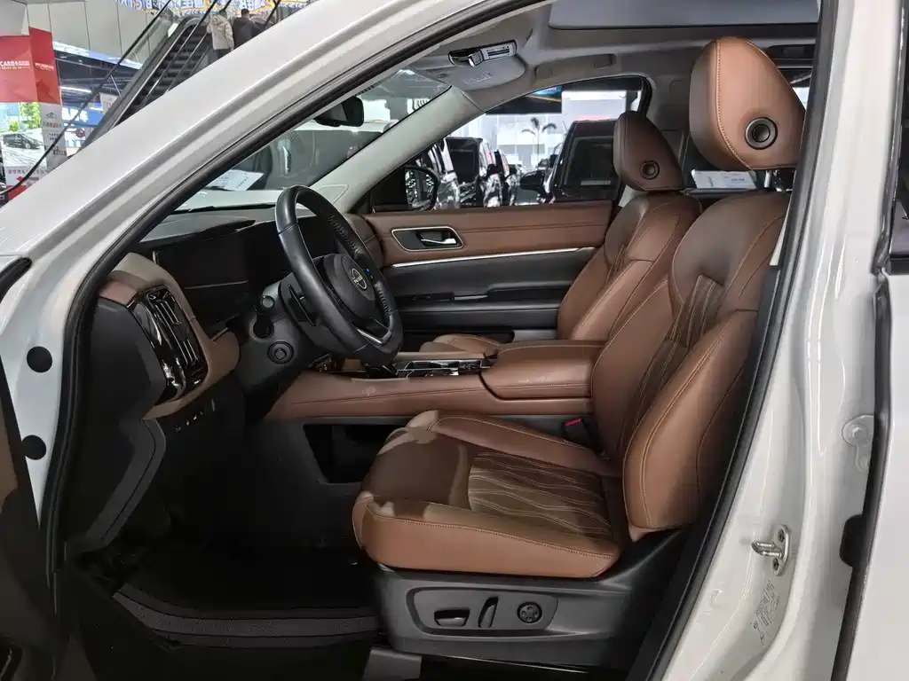 NISSAN EXPLORING THE LAND