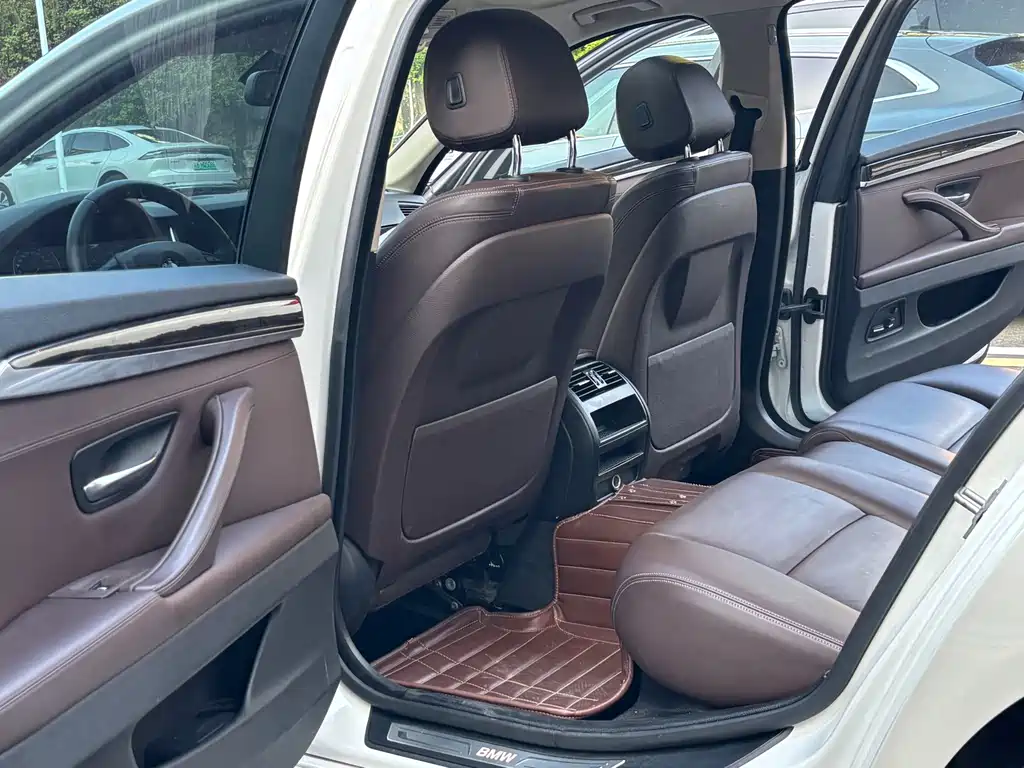 BMW 5 Series — миниатюра 10
