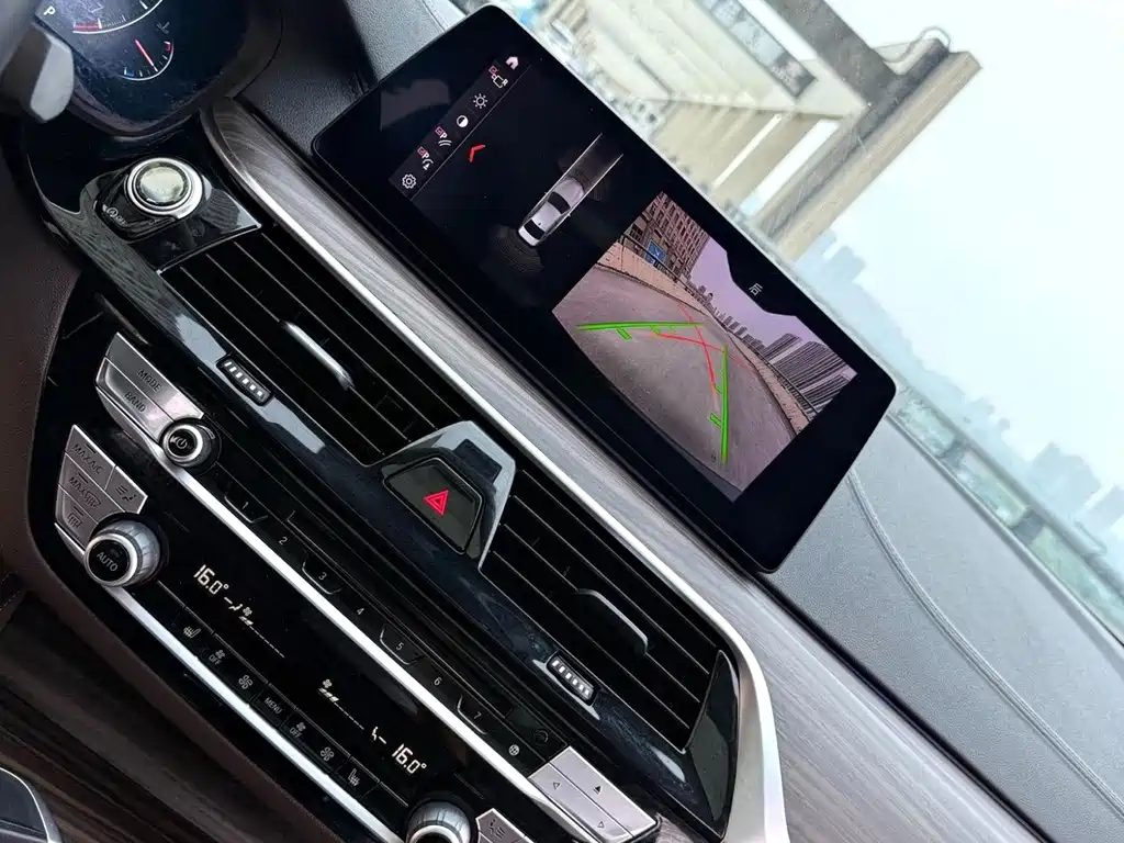 BMW 5 Series — миниатюра 8
