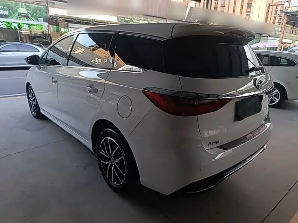 BYD MAX — миниатюра 5