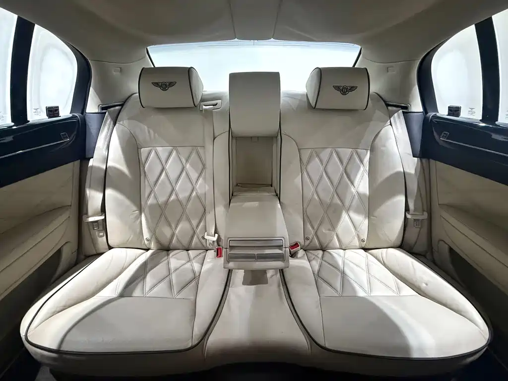 Bentley Flying Spur 2010 6.0T мест
