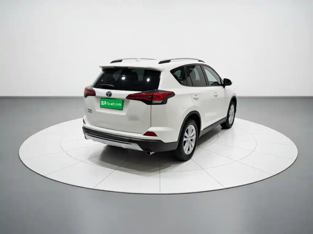 Toyota RAV4 — миниатюра 3