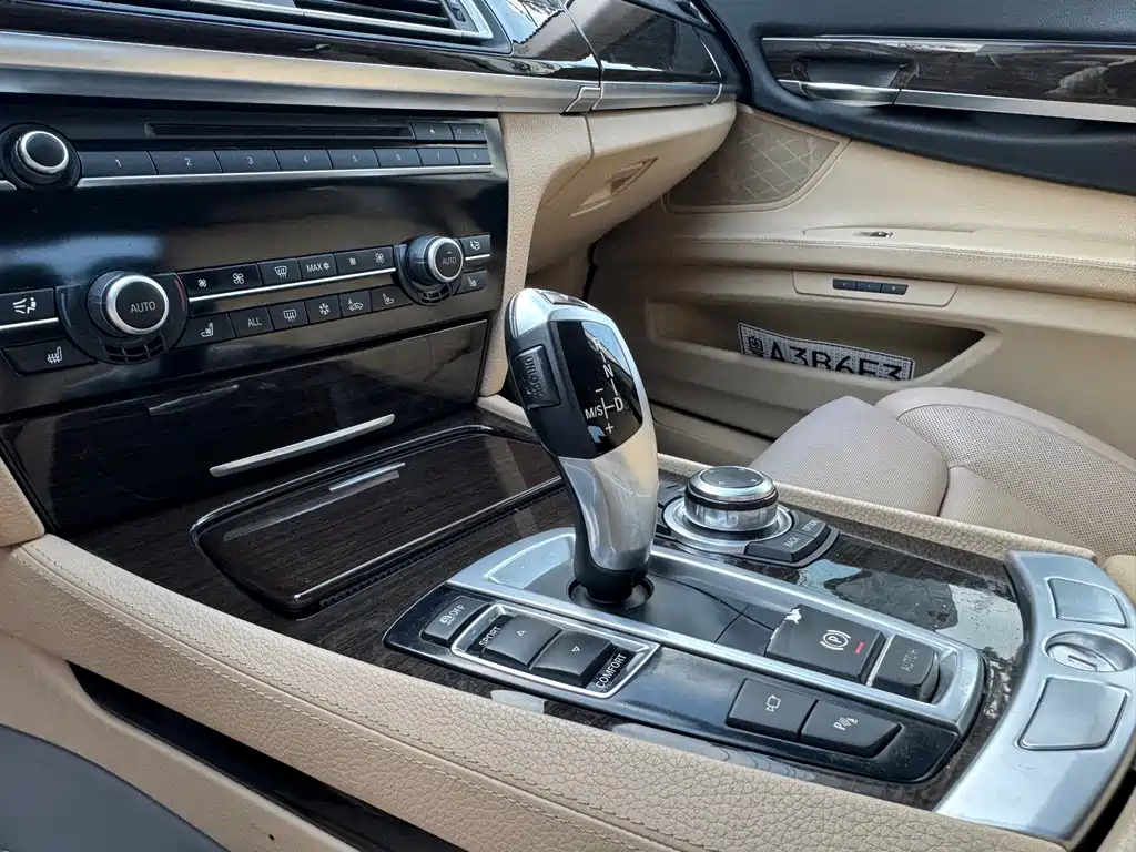 BMW 7 Series — миниатюра 12