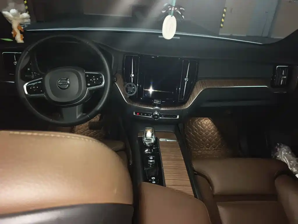 Volvo XC60 PHEV — миниатюра 5