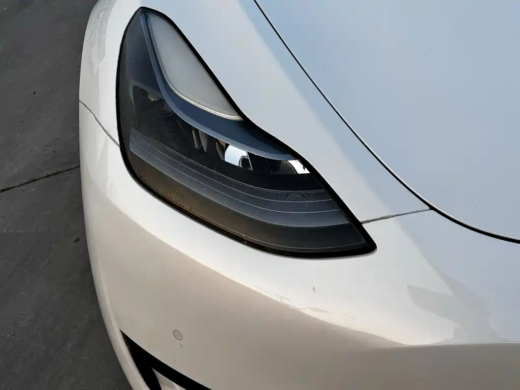 Tesla Model Y — миниатюра 7