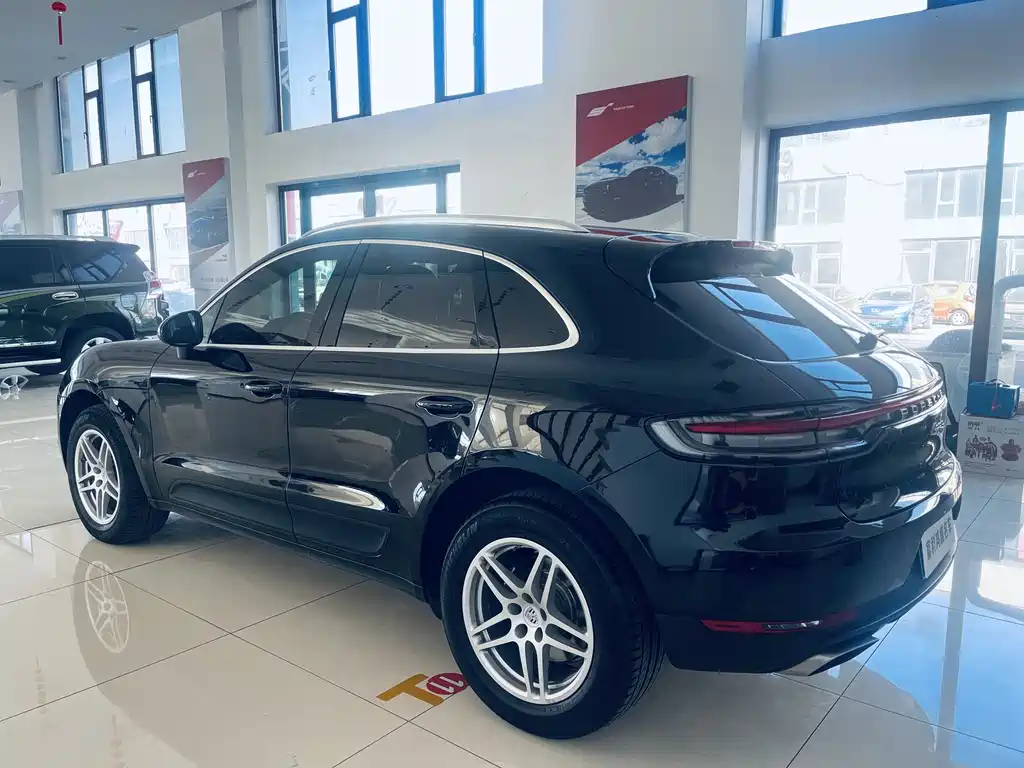 PORSCHE MACAN