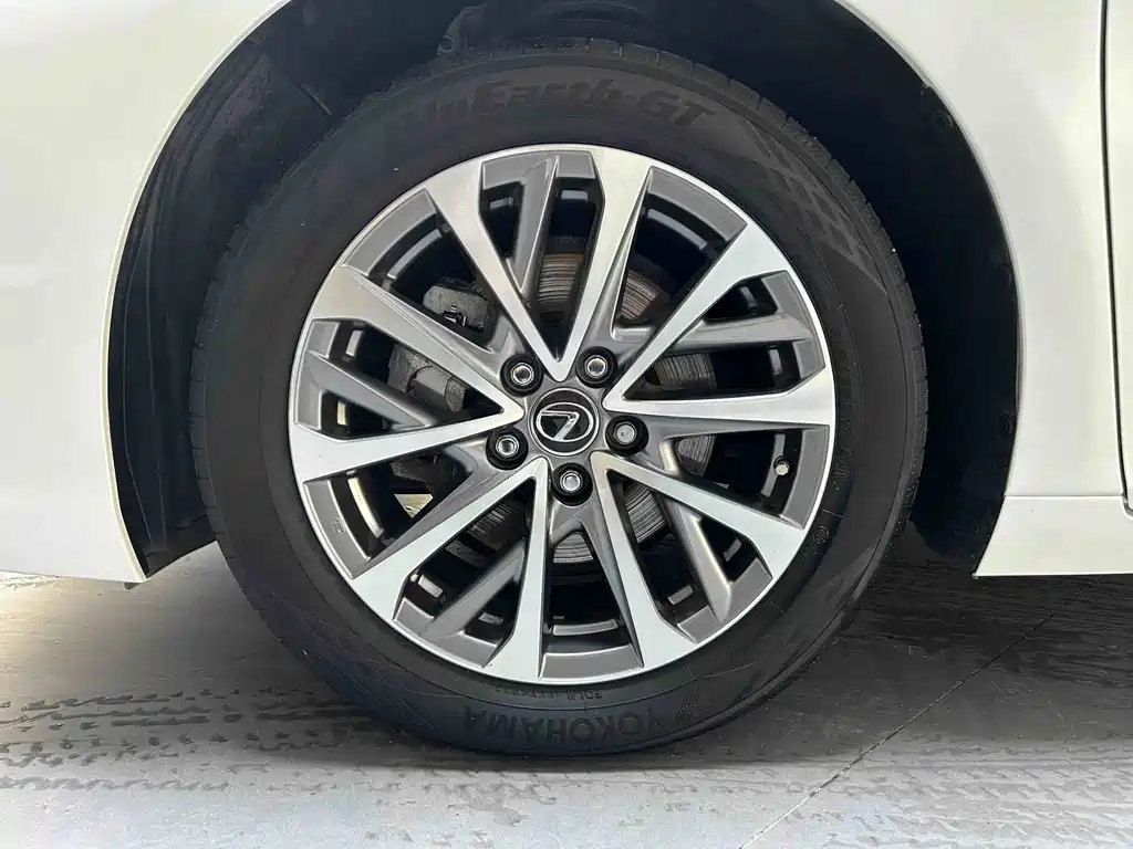 Lexus ES — миниатюра 6