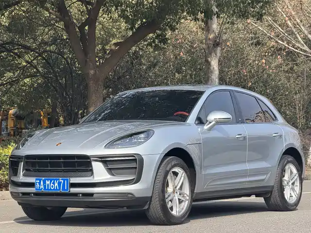 PORSCHE MACAN