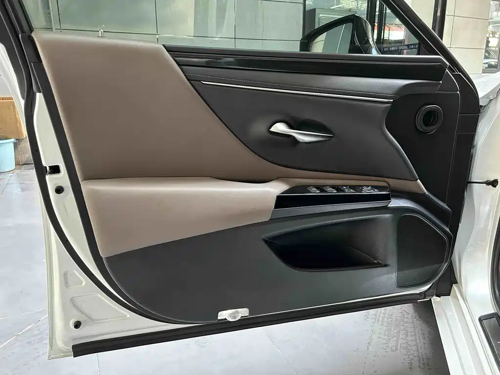Lexus ES — миниатюра 13