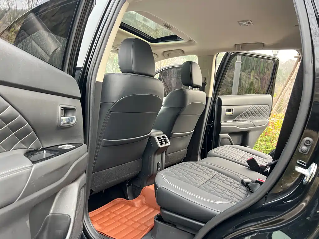 MITSUBISHI OUTLANDER