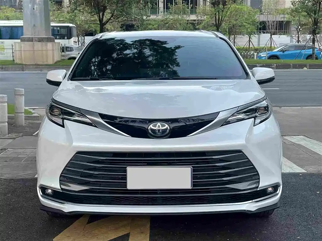 Toyota Sienna — миниатюра 2