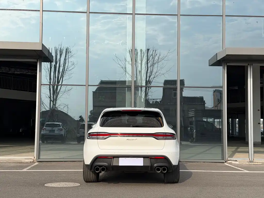PORSCHE MACAN