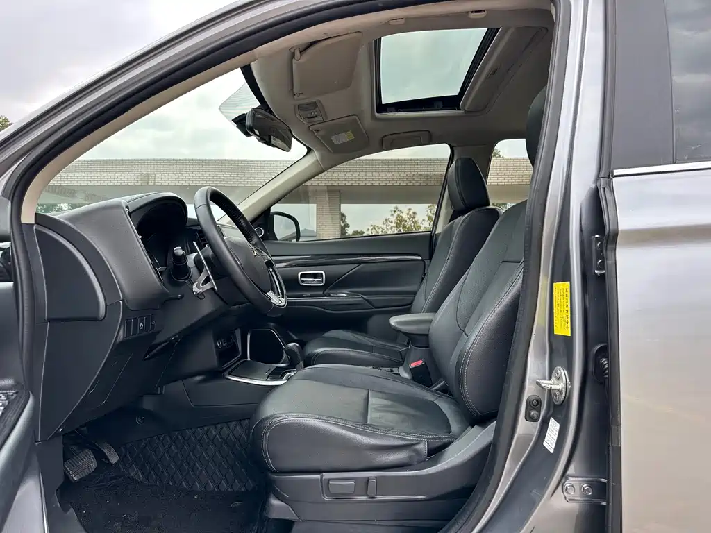 MITSUBISHI OUTLANDER